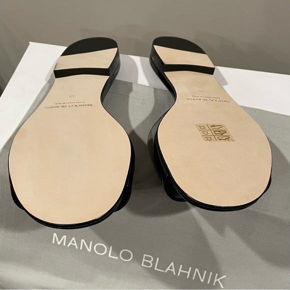 Manolo Blahnik Patent Black Flat Slide Sandals Leather HOURAMU 38 NEW $775 - Picture 10 of 16